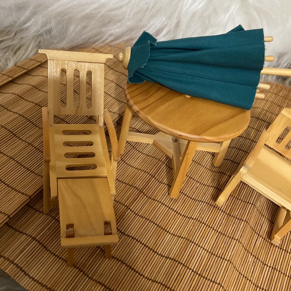 Dolls House - Garden Furniture chairs and table and umbrella wood vintage - Picture 7 of 8
